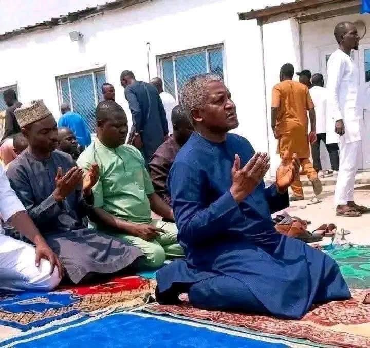 D3BOSS5's tweet photo. Watin dangote still dey beg God for ? 

If I dey this man level,  I no go ever disturb God again . https://t.co/NqscmZCLSD