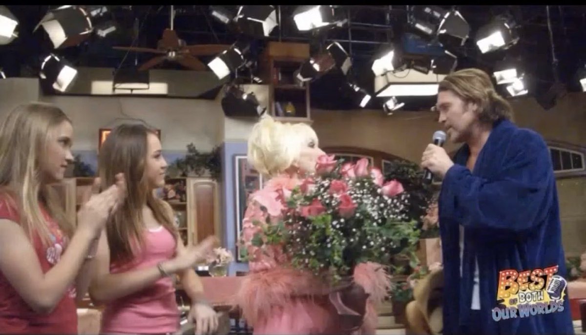 MileyEdition's tweet photo. Dolly Parton on set of Hannah Montana 💕 https://t.co/bke5NHuaTw