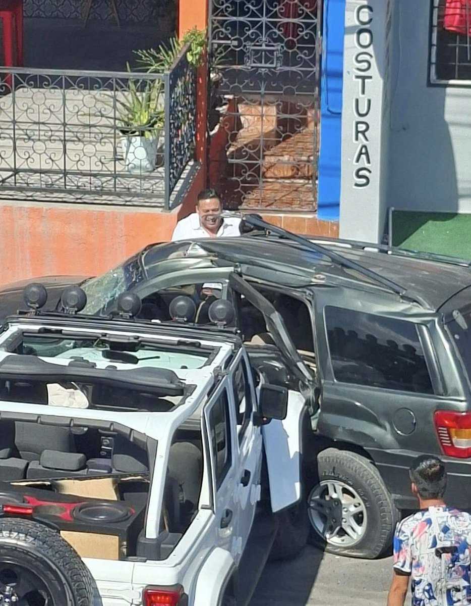 CarloVelamx's tweet photo. EXTRAOFICIAL: RENÉ PAREDES ENCARGADO DEL CDG EN EL EXTERIOR DEL PENAL EN #Matamoros 
Habría dejado muerto a uno y herido a otro tras el choque https://t.co/p1dLdvMuUw