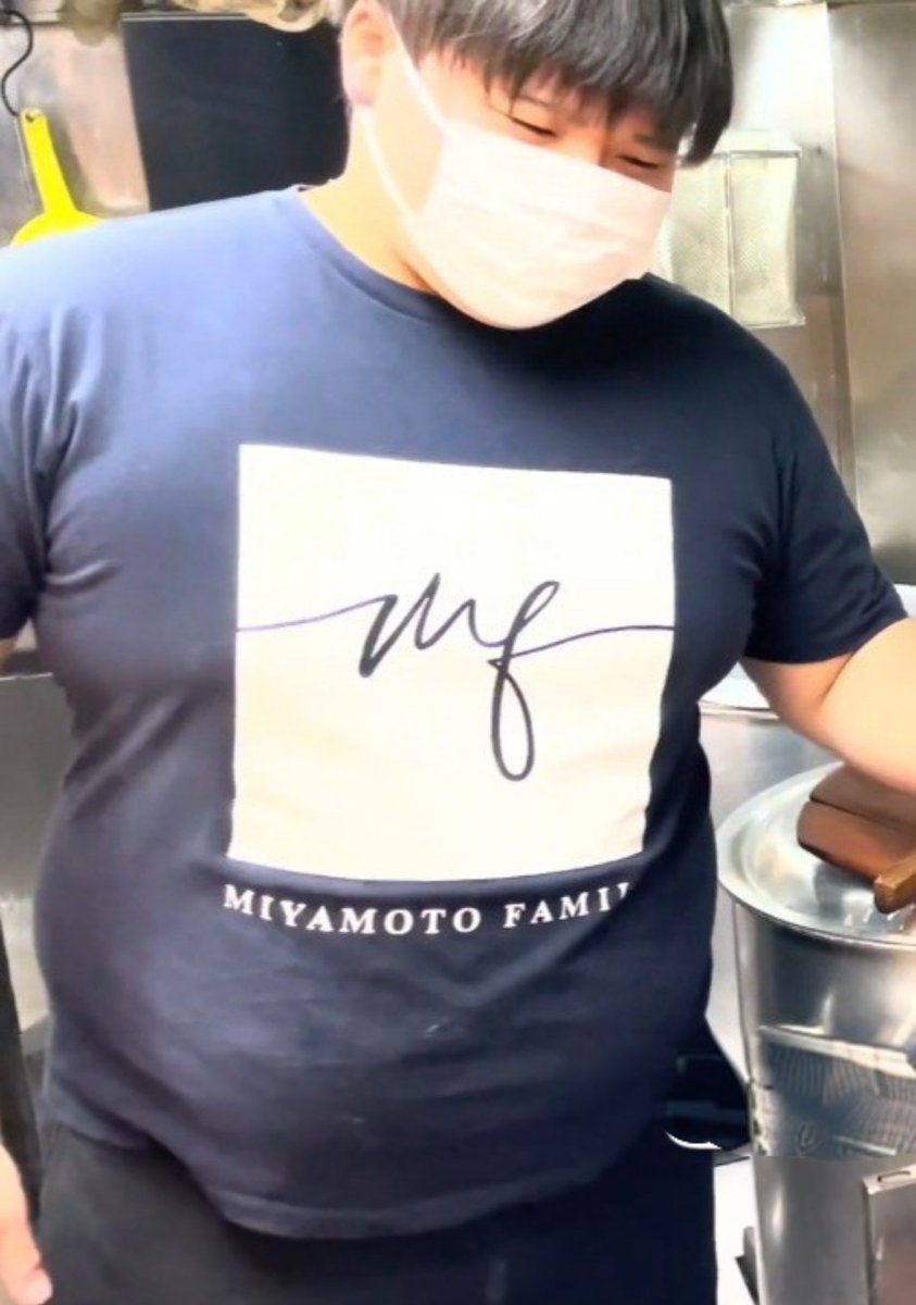 ganjya_after's tweet photo. ラーメン宮元の本柳蓮さん。同じTシャツなのにはち切れんばかりでエッ… https://t.co/fsVB33o8mJ