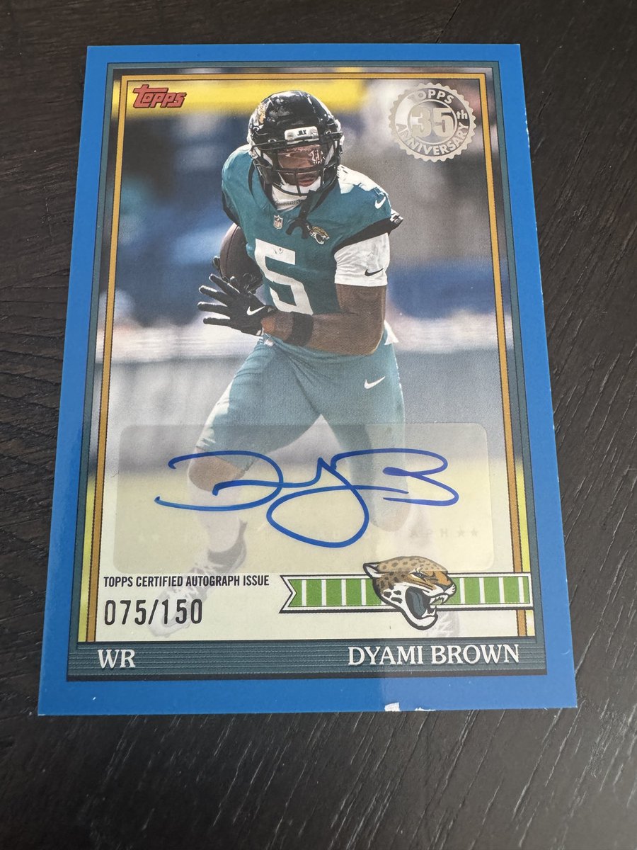 BrianDiesel24's tweet photo. @Topps come on now. Why even put the product out with edges like this? Ruined before it even hit the shelf. https://t.co/JsPSxcECiS