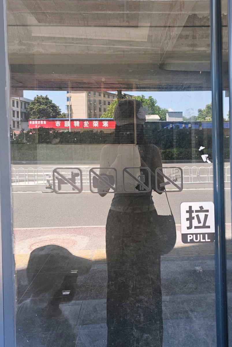 JulietChang3's tweet photo. My favorite childhood bakery has closed down (standing sadly outside the door). There's a problem at Reindeer's school. But avoided one interaction with someone I didn't want to see😮‍💨...Most memorable thing today -to those beautiful and gentle eyes🪷🕯️🙏🏻 https://t.co/HCkbqbneLR