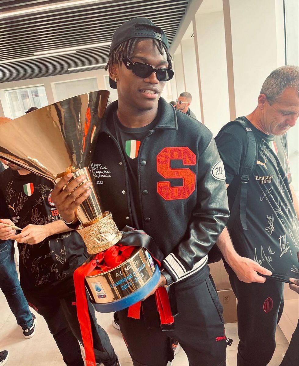 yvzanotti's tweet photo. mi hai fatto incazzare, ma anche sognare. una delle poche stelle in anni di buio. 
grazie di tutto fenomeno, per sempre uno di noi.❤️

@RafaeLeao7 https://t.co/Few70Ge2qK