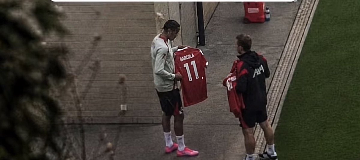 Only1Tommo96's tweet photo. 🚨 Bradley Barcola has been spotted at Liverpool’s training ground holding a shirt that appears to have his name on the back. https://t.co/qmtkSVrkhc