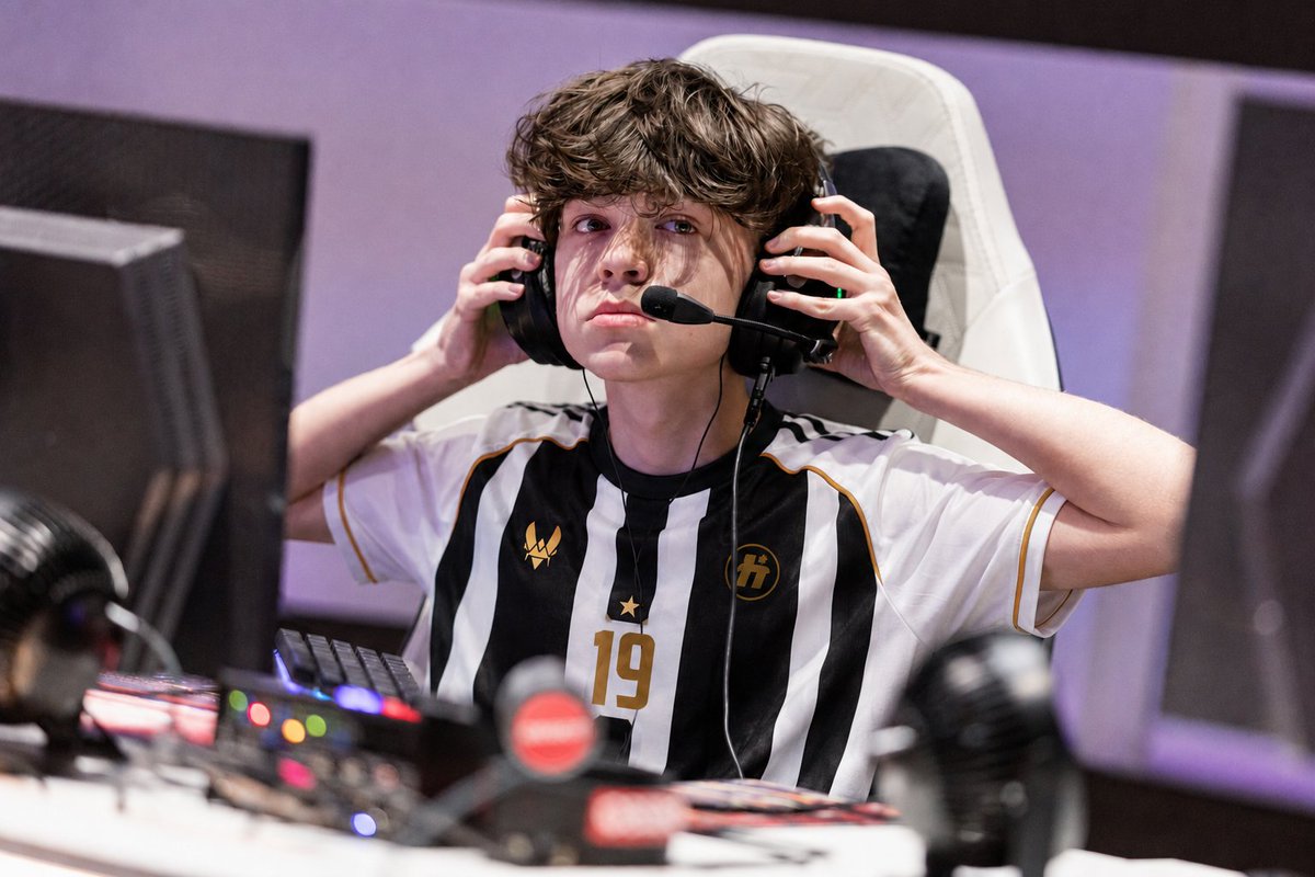 Kayz_3_3's tweet photo. @HvKGGs faites ce que vous voulez niveau départs/arrivées pour le mercato, mais s’il vous plaît 🙏🏻

Je rêve d’un HvK @T3enyFN /ou d'un HvK @ShxrkFNBR 👀💛🤍 https://t.co/9ugtxqFkSv