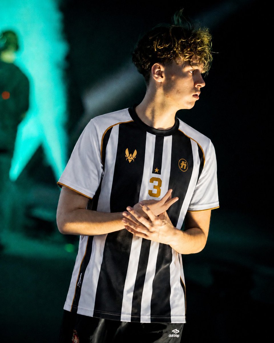 Kayz_3_3's tweet photo. @HvKGGs faites ce que vous voulez niveau départs/arrivées pour le mercato, mais s’il vous plaît 🙏🏻

Je rêve d’un HvK @T3enyFN /ou d'un HvK @ShxrkFNBR 👀💛🤍 https://t.co/9ugtxqFkSv