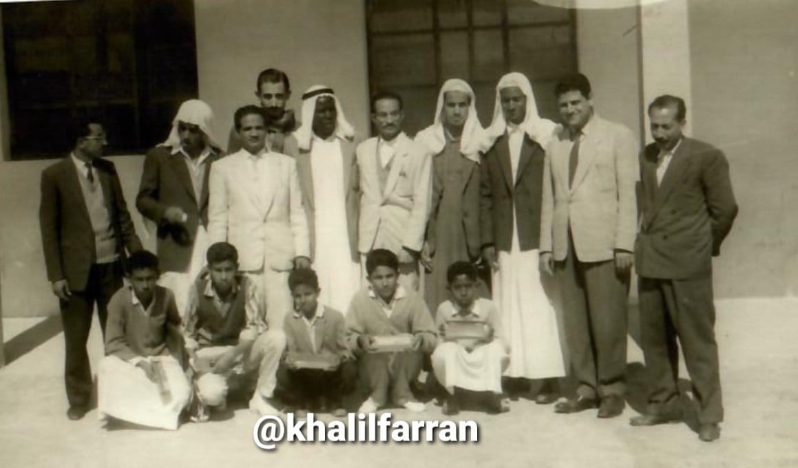 alromaithy10's tweet photo. قبل عدة ايام ارسل لي الاخ العزيز (جوجل الخبر) المهندس خليل فران صورة قديمة وقال انظر اليها قد تجد فيها احد ممن تعرفهم ، هناك فعلا وجهان او ثلاثة كأن الذاكرة تحفظهم ولكن لا اذكر الاسماء ولكن وجدت صورتي انا بينهم وقد امضيت عدة ايام لفحص عدد من صوري القديمة للمقارنة والتأكد ... نعم انا في الصورة وكان ذلك في مدرسة الخبر الاولى وربما كنت في الصف الثاني الابتدائي ... هذه الصورة قادتني الى البحث في البومات صوري القديمة وقد لاحظت اني كنت انيقا جدا حتى في الطفولة والثانوية ولهذا قررت من الان ان اهتم باناقتي ومن يعرفني من الاصدقاء سيضحك من هذا القرار ولكن لنترك الايام تحكي الحكاية ... مليون شكر استاذي خليل ... اخوك عبدالحميد