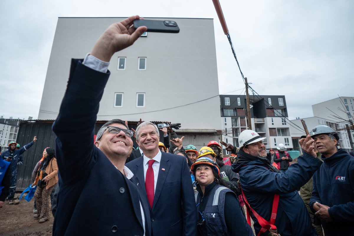 PresidenteKast's tweet photo. Estamos trabajando para que Chile deje de ser un país de arrendatarios y se convierta en un país de propietarios. Para eso, hoy damos cuenta de la aprobación del proyecto de ley que extiende y fortalece el subsidio a la tasa de interés hipotecaria y la garantía estatal FOGAES para la compra de la primera vivienda. Medidas concretas que van en beneficio de la clase media que sueña con la casa propia
