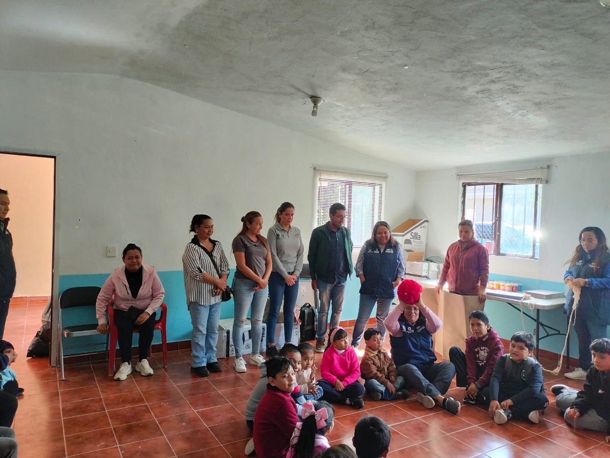 SedeaQro's tweet photo. ¡Todo un exito el Curso de Verano en La Lira, Pedro Escobedo! 🎒✨
En alianza con la Secretaría de Cultura municipal y con el respaldo de nuestro gobernador @makugo, mantenemos el compromiso de impulsar el talento y la alegría de nuestras niñas y niños. 👧👦 #AquíContigo https://t.co/1NBUFASZkc