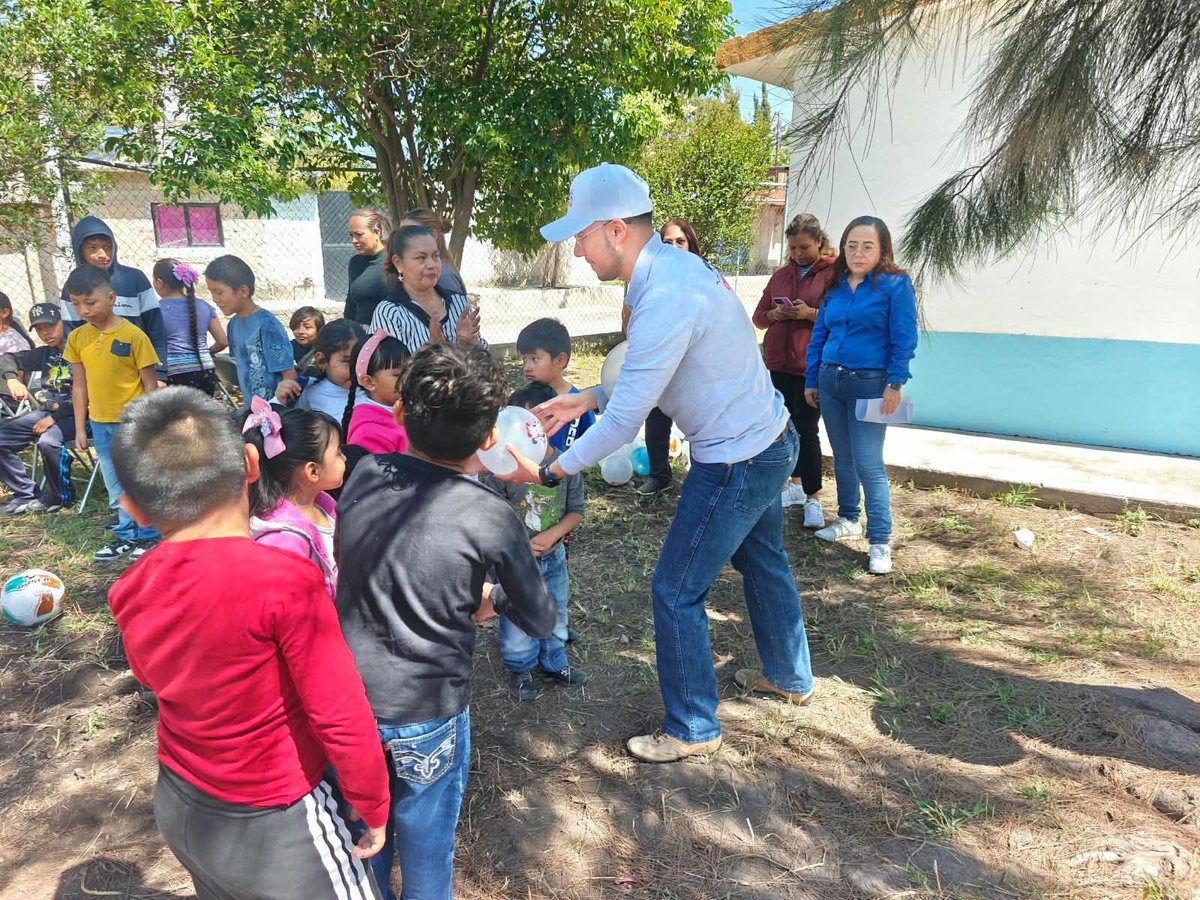 SedeaQro's tweet photo. ¡Todo un exito el Curso de Verano en La Lira, Pedro Escobedo! 🎒✨
En alianza con la Secretaría de Cultura municipal y con el respaldo de nuestro gobernador @makugo, mantenemos el compromiso de impulsar el talento y la alegría de nuestras niñas y niños. 👧👦 #AquíContigo https://t.co/1NBUFASZkc