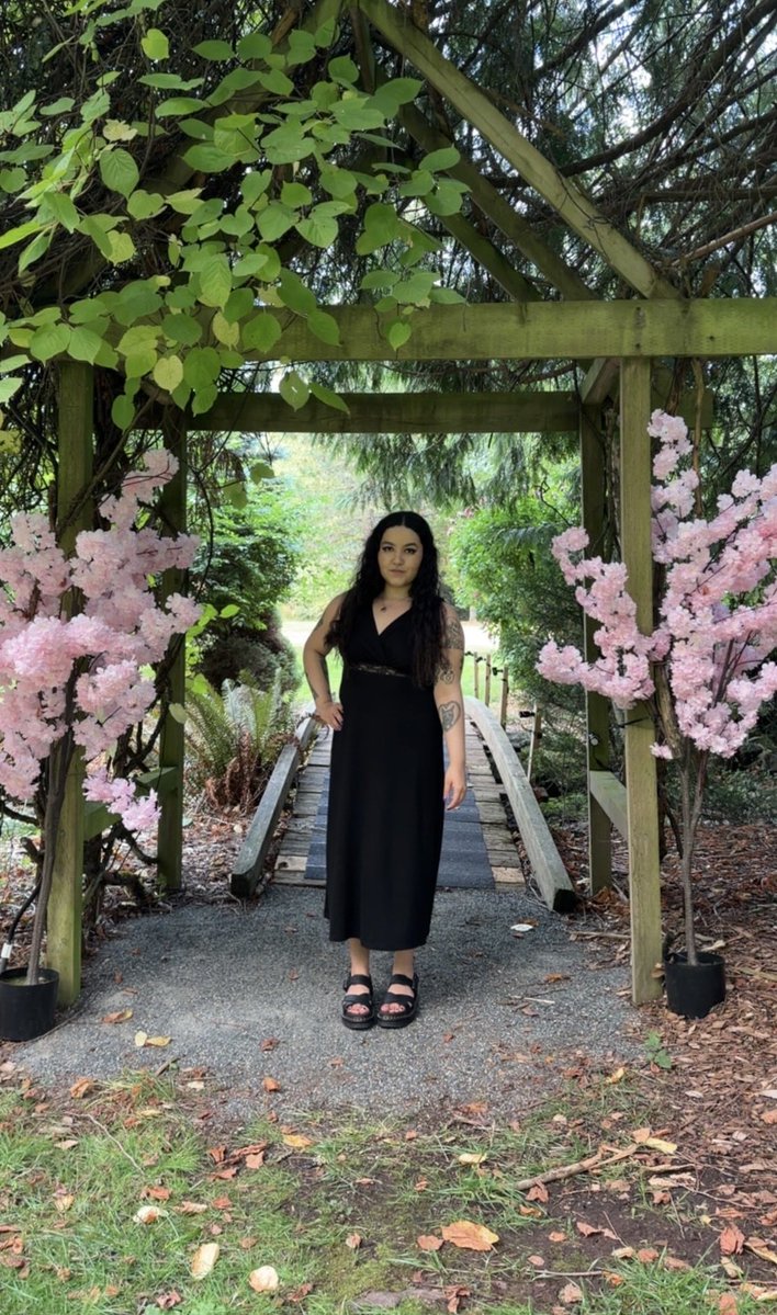 CharityOneOh's tweet photo. i went outside :3 felt very cute 🦇🖤 https://t.co/wh8WKMfFkV