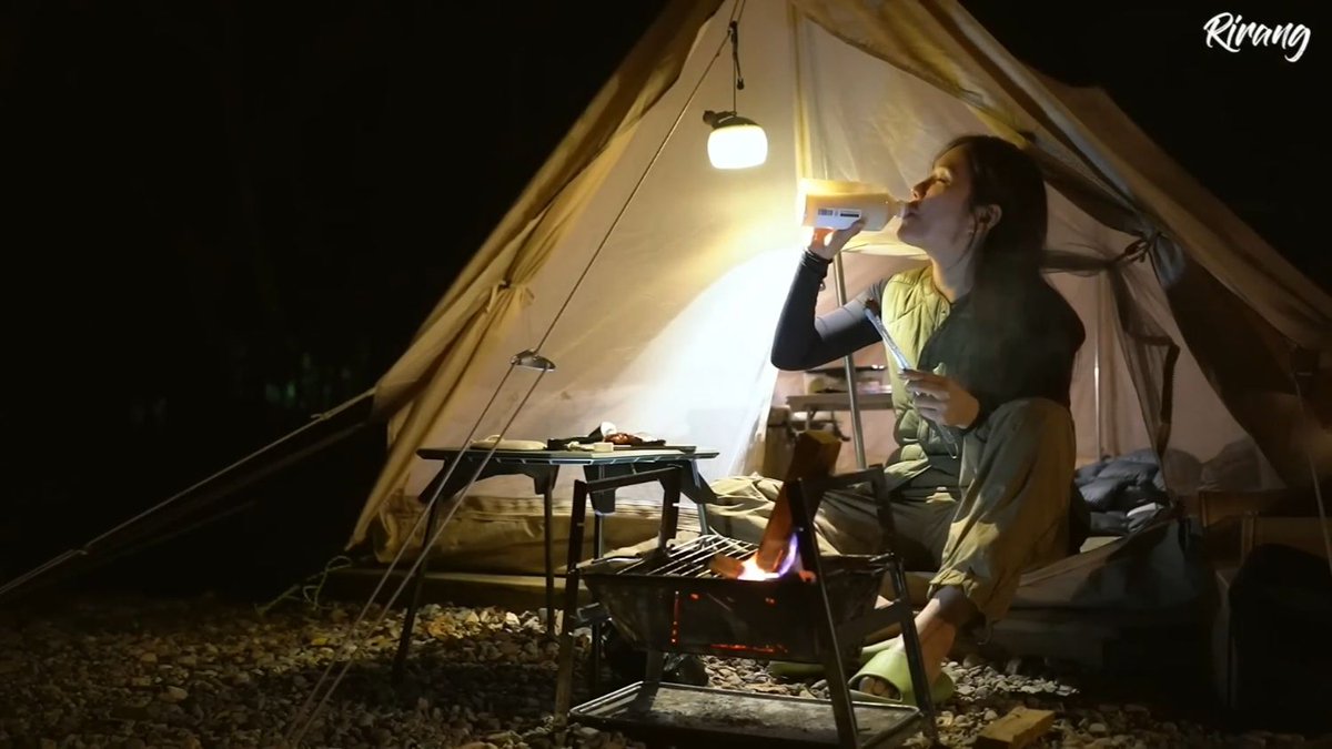 lepetitensen's tweet photo. Just watched the sunset paint the mountains gold and roast marshmallows over a crackling fire, wrapped in crisp, fresh air—this is the quiet joy of solo camping. ， https://t.co/vrwKgeG1ch