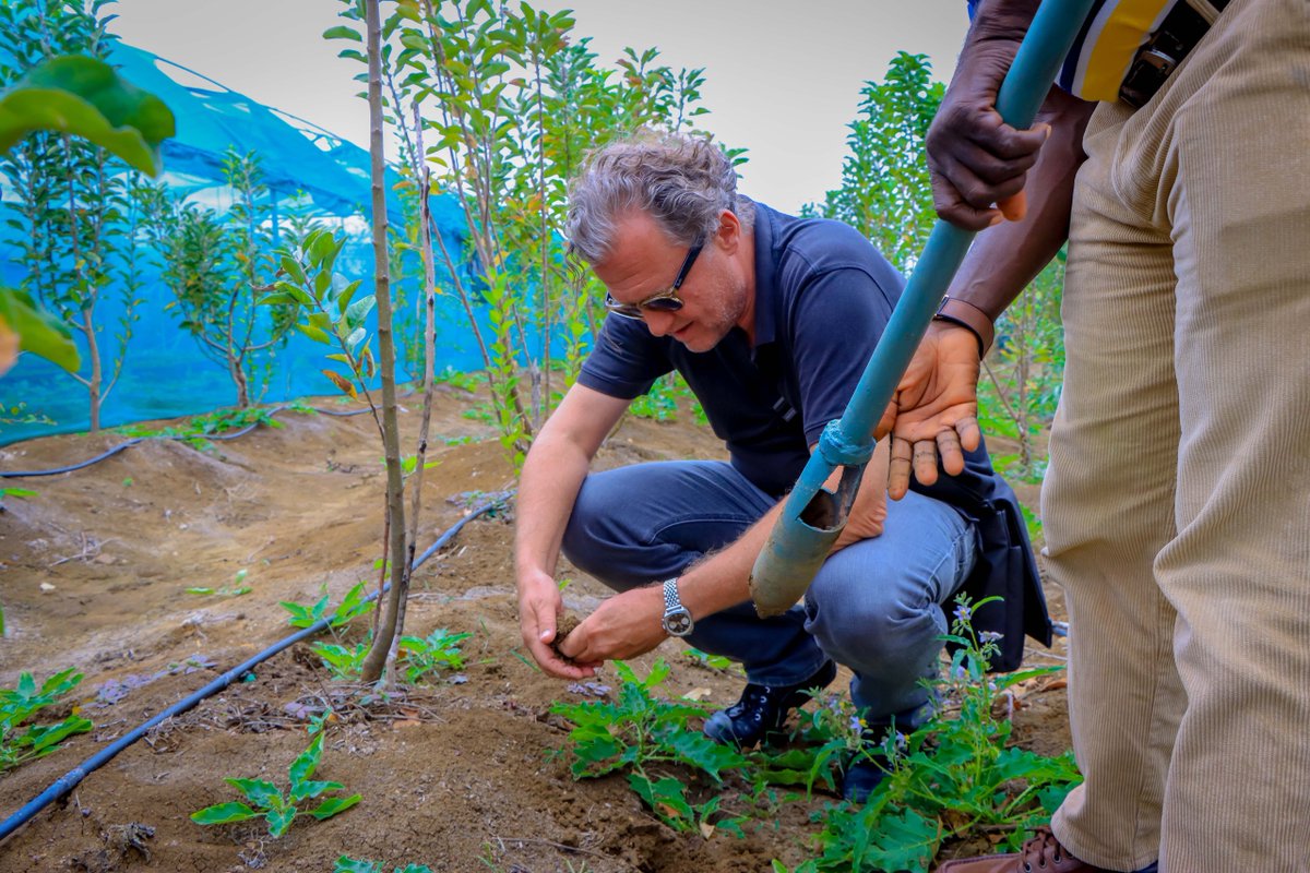SOSCVSomalia's tweet photo. Today, we welcomed PeaceEye’s technical team to the SOS Bonkay Climate-Smart Farm in #Baidoa, laying the groundwork for IoT-powered smart farming and water monitoring system. 🌱💧
Together, we’re using geospatial data, AI and digital tools to help smallholder farmers adapt to climate change, improve productivity and build resilience, even in drought conditions. @Heimstaden @SOSBarnebyer
#ClimateSmartAgriculture #DigitalAgriculture #Somalia