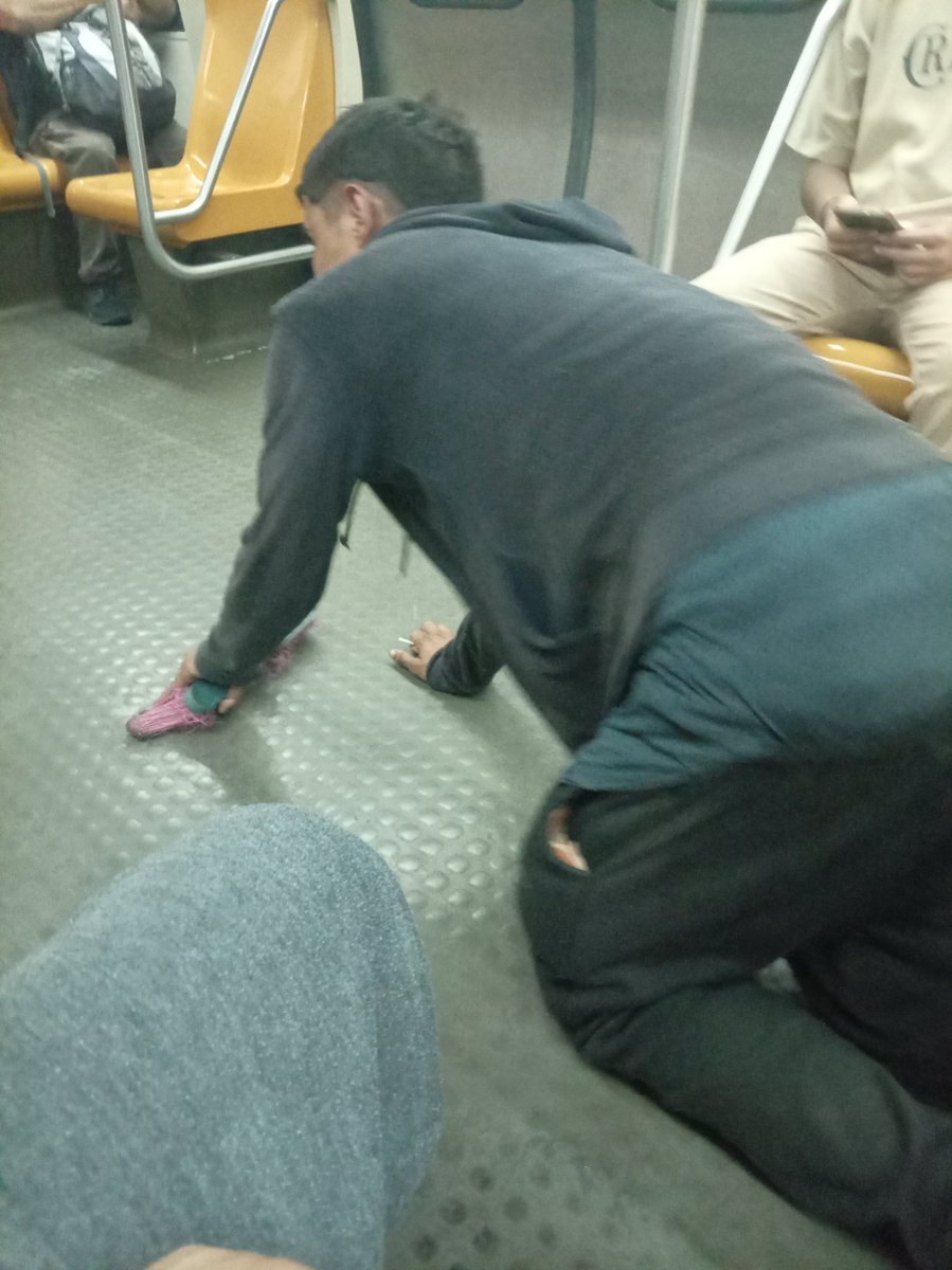 Csrre3's tweet photo. Saque a este pestoso del. Metro plaza Venezuela. Rinconada https://t.co/adzGmUj2pO