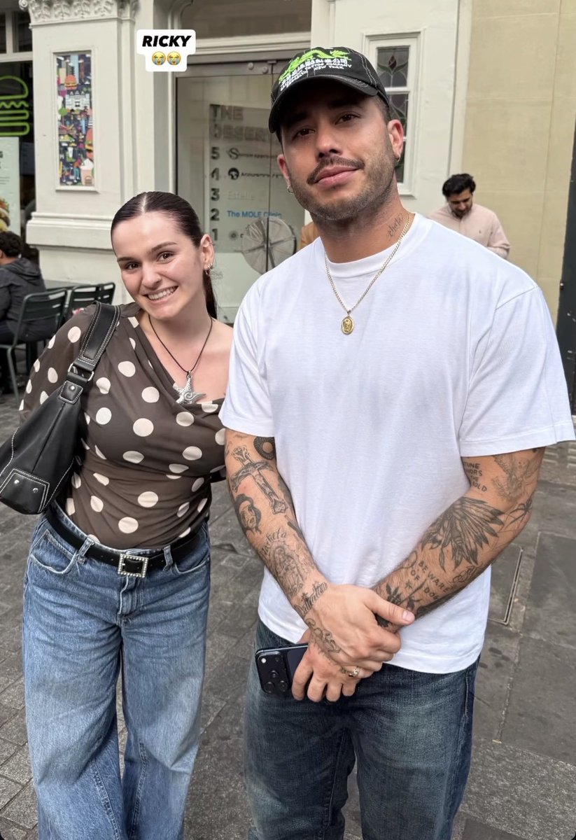 AlbertoGarv6's tweet photo. RICKY CON UN FAN EN LONDRES 😭😭. https://t.co/pwCtxkpC4I