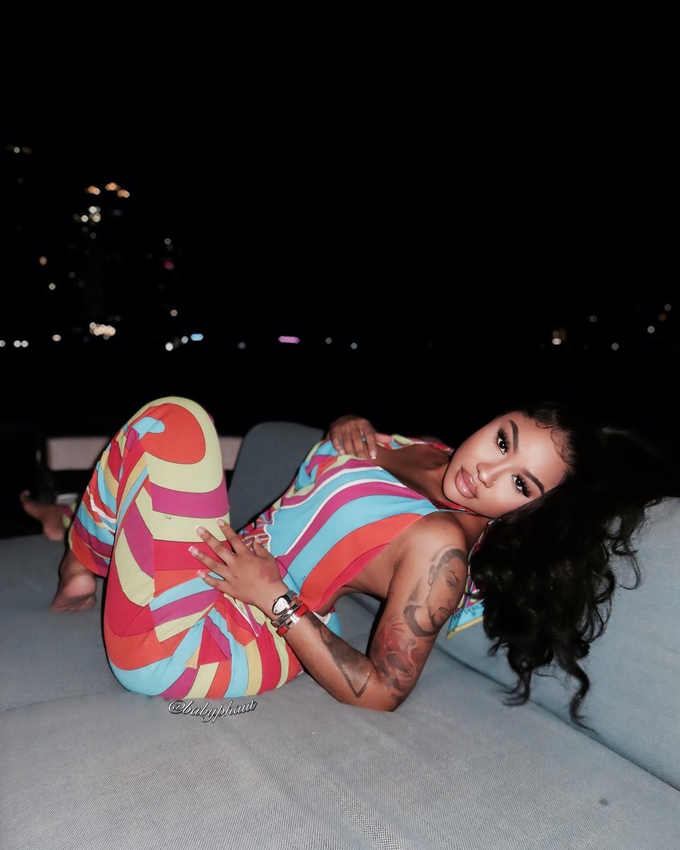 babyphaut's tweet photo. soltainá•

the icon and muse. original. 
divinely zen. 2000s enthusiast. 
spoiled by the universe. 
tan lines &amp; ocean views. made in brasil.
| LITERATE | MDNI | https://t.co/zv1SPye5SC