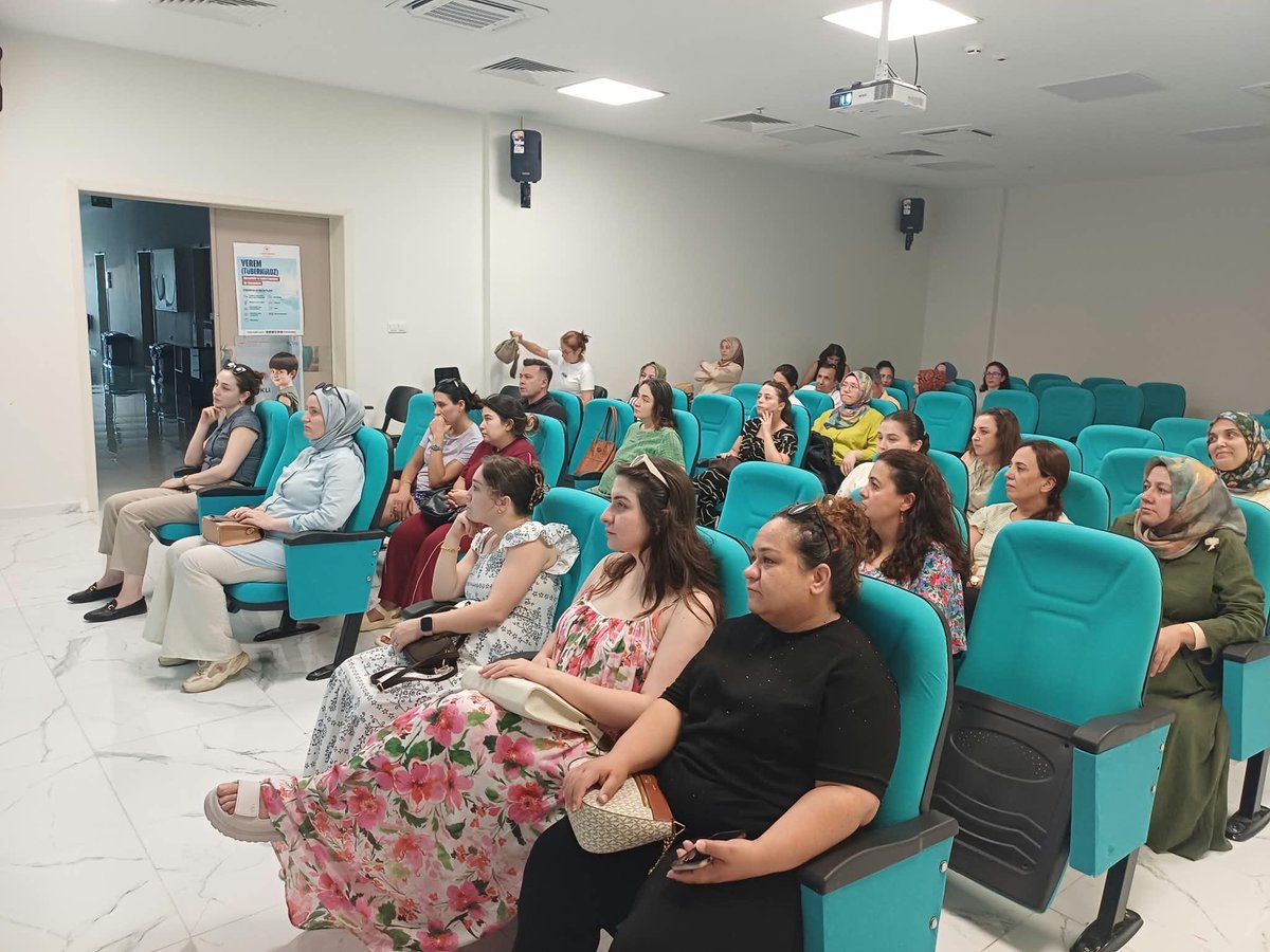 mersin_ism's tweet photo. Sağlıklı Hayat Saatleri kapsamında, Silifke İlçe Sağlık Müdürlüğü tarafından “Anne Sütü: İlk Aşı, İlk Koruma, İlk Yatırım” konulu eğitim yapıldı.

Emzirme Danışmanı Uzman Ebe C. Rabia Tezcan tarafından verilen eğitimde; anne sütünün bebek sağlığı ve gelişimindeki önemi, kolostrumun “ilk aşı” niteliğindeki koruyucu özellikleri, ilk 6 ay yalnızca anne sütüyle beslenmenin önemi ve başarılı emzirmenin temel noktaları ele alındı.

Anne sütüyle başlayan sağlıklı yaşam yolculuğunda, doğru bilgi ve farkındalıkla annelerimizin yanında olmaya devam ediyoruz.

#SağlıklıHayatSaatleri 
#AnneSütü #Aşı #İlkAşı