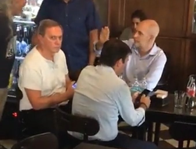 fierillo's tweet photo. Los periodistas de los medios masivos viven la gran vida. 

Comen comida cara. 

Tienen buenos autos, mejores de los que muchos vamos a tener en nuestra vida.

Casas amplias con pileta.

Y seguro hasta se permiten la compañía de algún gato lindo.

Y ganaron todo eso por... manipular a la gente para que nos vaya mal.

Es muy injusto.

No odiamos lo suficiente a los periodistas.