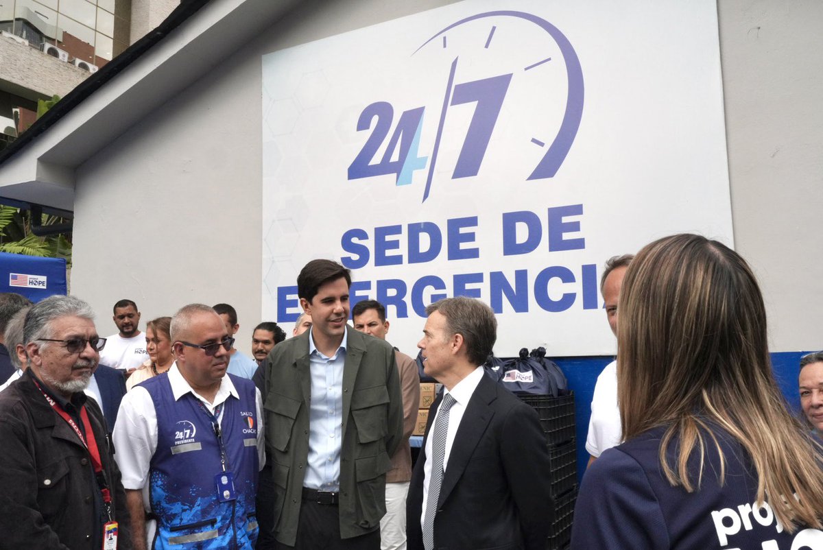 usembassyve's tweet photo. Apoyando el sector salud. Con el apoyo del @StateDept, @projecthopeorg ha invertido más de $200 mil dólares en la renovación de diversos centros de salud en Venezuela, ampliando la atención para cientos de miles de pacientes. Hoy entregamos equipos médicos de atención primaria directamente a los profesionales de la sede de emergencias de Salud Chacao. Apostamos por un impacto duradero para la recuperación económica de Venezuela bajo el plan de tres fases de @POTUS y @SecRubio. - JB