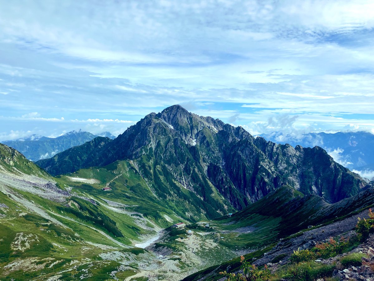 Nikusatomi's tweet photo. おはよう⛰️ 立山縦走🏕️最終日❣️🌅を待って5:00出発❗️9:30までに🏕️戻り10:30⛺️撤収予定で別山ピストン💨剱岳御前🛖から真っ白🌫️7:00北峰到着も👀にする剱岳は雲隠れ😣30分☁️待ちするも諦め、気持ち良い稜線歩きで下山😊あれ⁈🏕️遠ざかってる💦真砂岳手前分岐登り返し戻った先南峰で美しい剱岳見えた💕 https://t.co/jZZI0Fx2QB