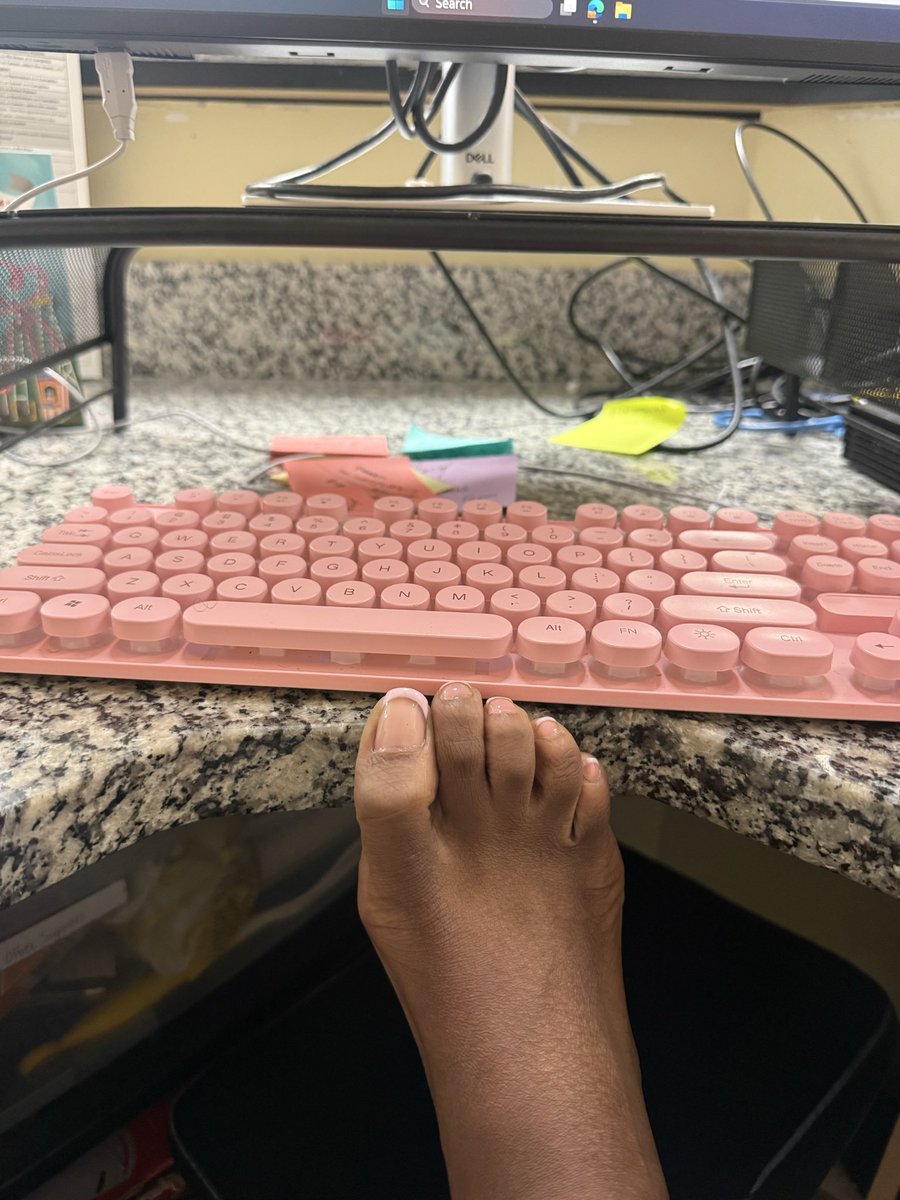 Keepiitklassyy's tweet photo. Toes matchin the work set yes i looooveee piiink😜 https://t.co/wCVEXgHpoH