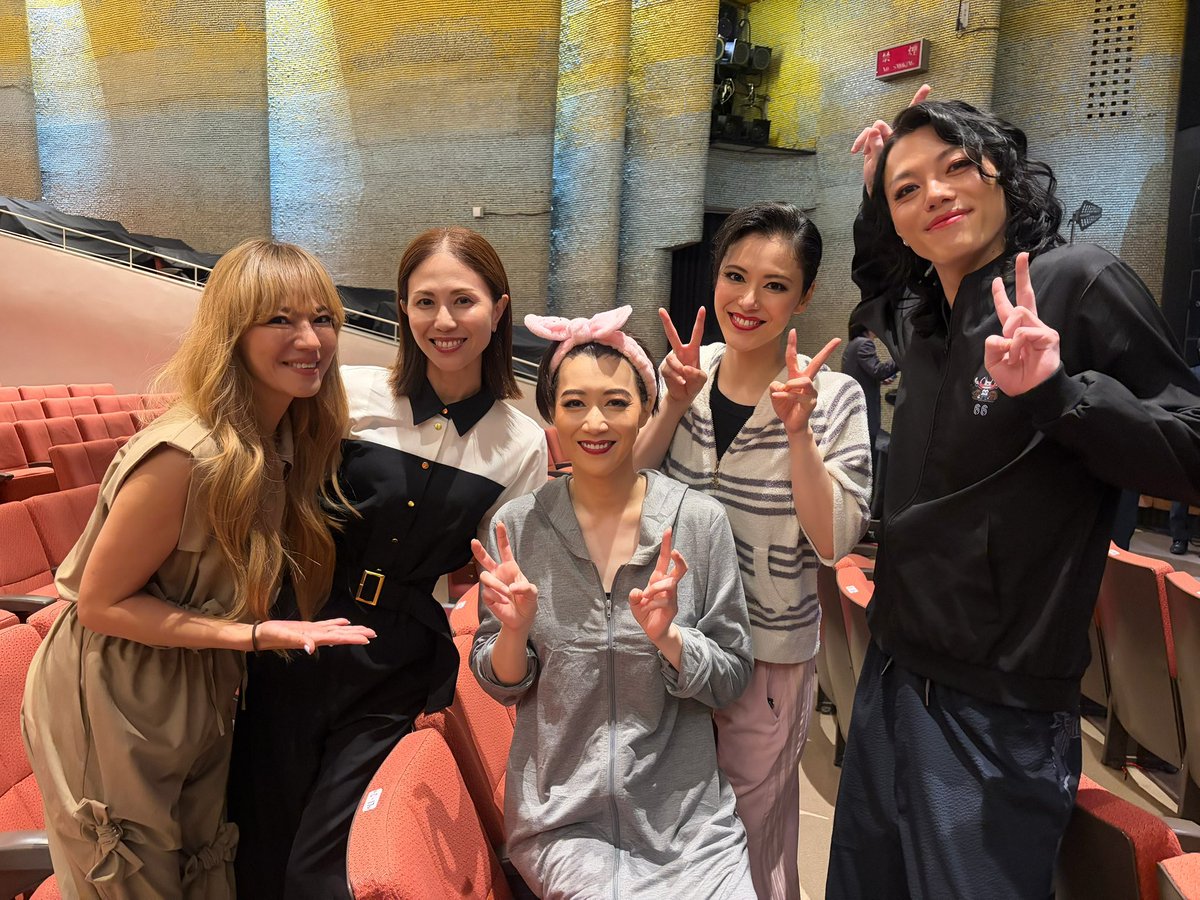 MAX_NANA_'s tweet photo. ミュージカルレビュー「TARKIE」をMAXメンバーりっちゃんと観劇してきました♡2022年の初演に2人で出演させていただいた想い出の舞台✨あの頃からブラッシュアップされて更に素敵になっていて感激しました！！かなめさんを初め皆さん本当にかっこ良かった✨まだまだ続くステージ🎶頑張って下さいねー🌈 https://t.co/jrOGlsv5Gl