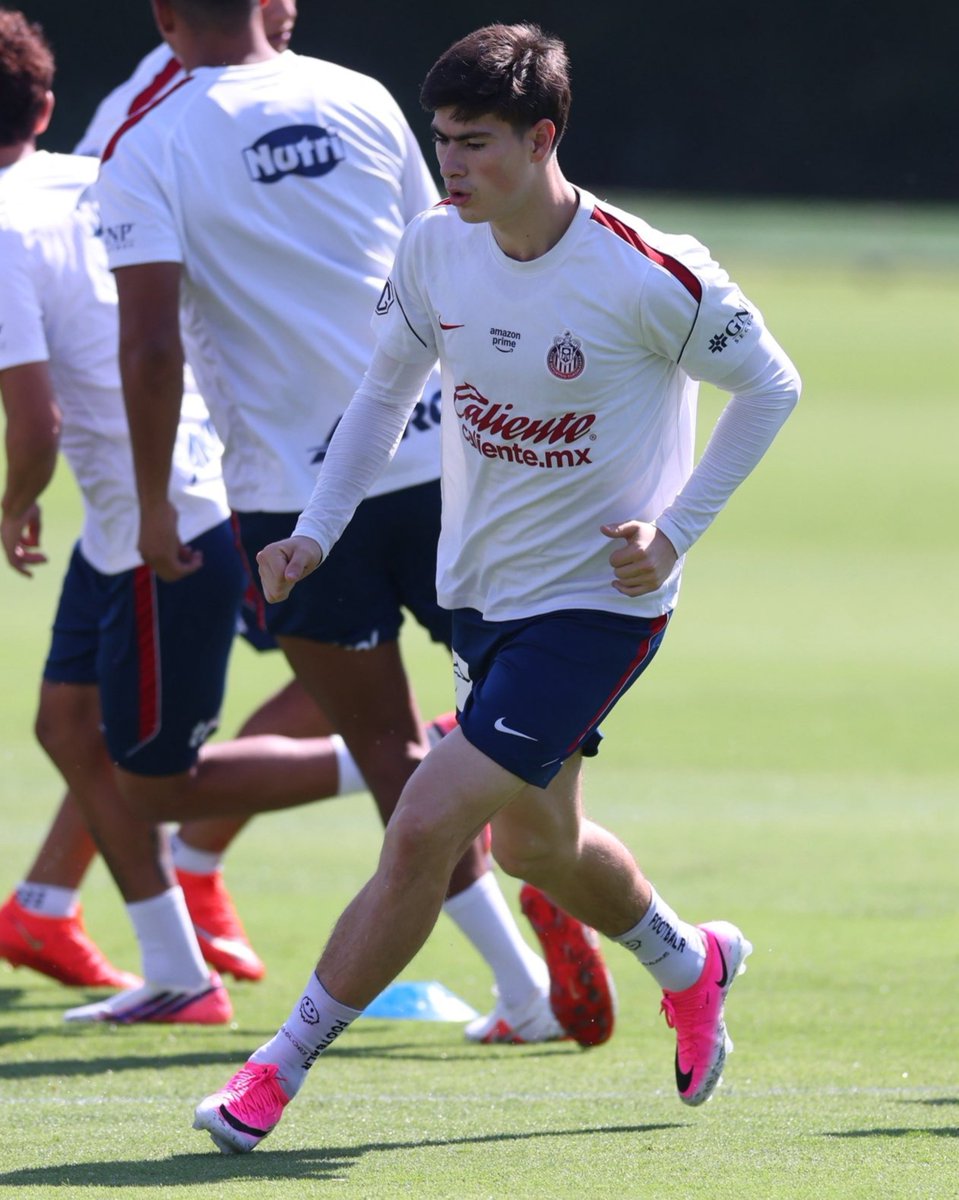 carolinaxsanchz's tweet photo. Solo para recordarles que hace una semana fue la última vez que vimos a armando entrenar con las chivas y convivir con la afición en verde valle https://t.co/LlU2BuRSEr