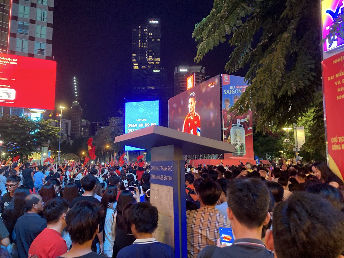 original_togo's tweet photo. ベトナム　ホーチミンに行ってました

ちょうどサッカーASEANカップの決勝の日(タイとの２連戦の初戦)でアウェイにもかかわらずベトナムが2-0で勝利

グエンフエ通りのパブリックビューはご覧の通りの有様🤩

ベトナムが初優勝に向けて大きな前進ですね🇻🇳 https://t.co/Atf4NAIXC7