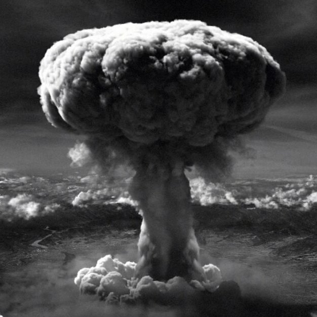 republiqueBRA's tweet photo. 🚨 ☢️ Na sabatina do Jornal Nacional, Renan Santos defende que o Brasil desenvolva bombas atômicas como “forma de defender sua própria soberania”. https://t.co/Ogh1kkYXgU