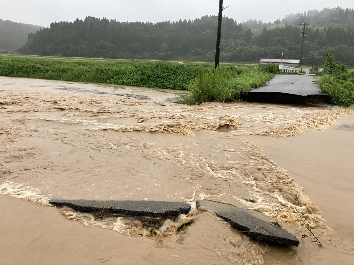 hokkokushimbun's tweet photo. 【注意】氷見市久目では上庄川が氾濫し道路が崩壊しました。
https://t.co/LCKQ0CHfCN https://t.co/tRQWr8fLd1