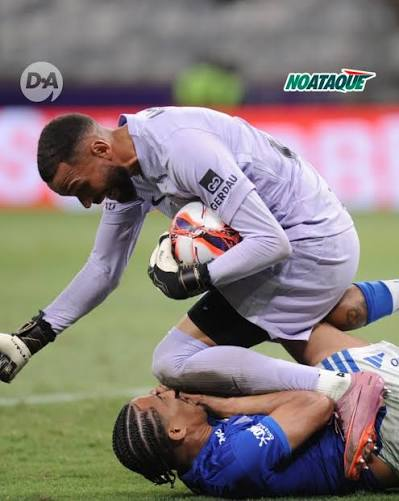 BugTrat's tweet photo. @ArthurRobini @olafodocaralho @soudoapito e aq seu goleirinho santo no clássico , começando a briga , n sabe nem perder https://t.co/HtmfWx9nZm