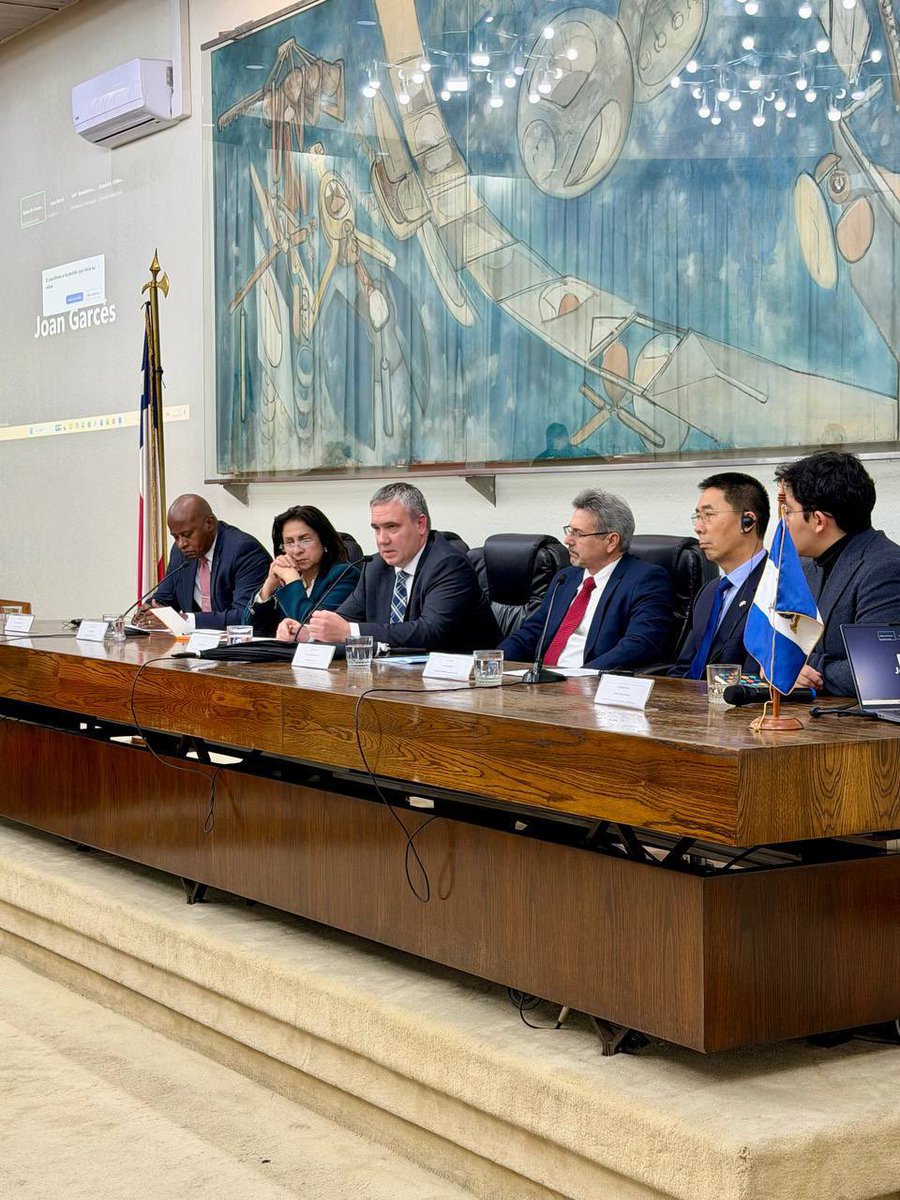 EmbRusChile's tweet photo. 🇷🇺🇨🇱 Agradecemos a la Universidad de Santiago de Chile @usach (USACH), la Asociación de Juristas por la Democracia (ADJ) y la Comisión Chilena de Derechos Humanos @ComisionChilena (CCHDH) la oportunidad de compartir la visión de Rusia sobre los procesos geopolíticos actuales y los desafíos que enfrenta la ONU en el marco del seminario internacional «La crisis de las Naciones Unidas. Medidas para superarla. Propuestas de reforma al sistema»

🤝Apreciamos el importante intercambio de opiniones acerca de las profundas transformaciones en el escenario global, el papel de la ONU en el mundo multipolar y la protección de los derechos humanos

#ONU #DerechoInternacional