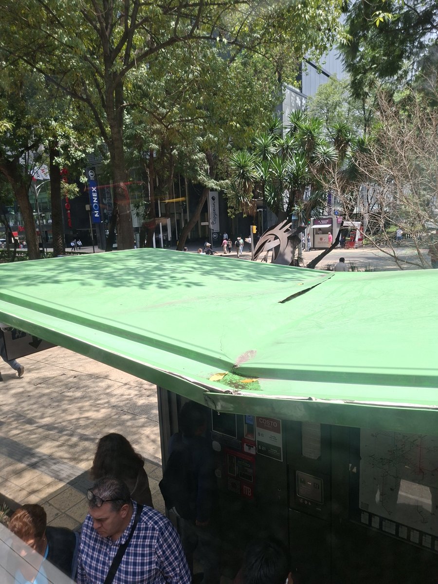 guia28's tweet photo. Hola @MetrobusCDMX ¿la señora @ClaraBrugadaM ya les dió fecha para que repare los daños que le hicieron al techo de la estación 'la palma'? o ¿Les corresponde a uds repararla?

Se ve horrible al estar en la Av más importante de la CDMX ¿NO ES UN RIESGO QUE PUEDEN EVITAR AHORA? https://t.co/3k4rp6ktEJ