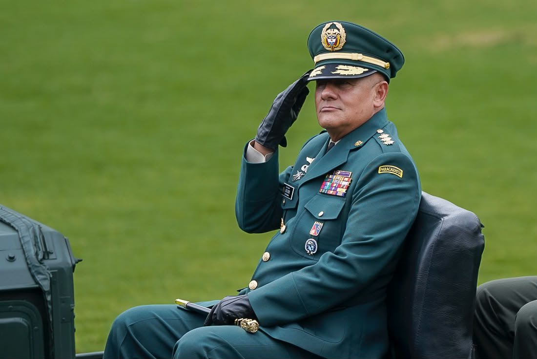 COMANDANTE_EJC's tweet photo. De la mano de Dios y de mi familia, hoy asumo el mando del @COL_EJERCITO, reafirmando mi compromiso de trabajar por la seguridad y tranquilidad del pueblo colombiano, junto a todos los hombres y mujeres que integran esta gloriosa Institución, con entrega, disciplina y vocación de servicio.

#PatriaHonorLealtad