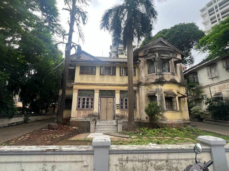 bandrabuzz's tweet photo. Perry Cross Road is poised for a defining change as Gladhurst and Kavas Lodge—two Parsi-owned bungalows dating to the early 20th century—are set to be demolished and replaced by two luxury residential towers. (1/4) https://t.co/ynN8AYw5m8