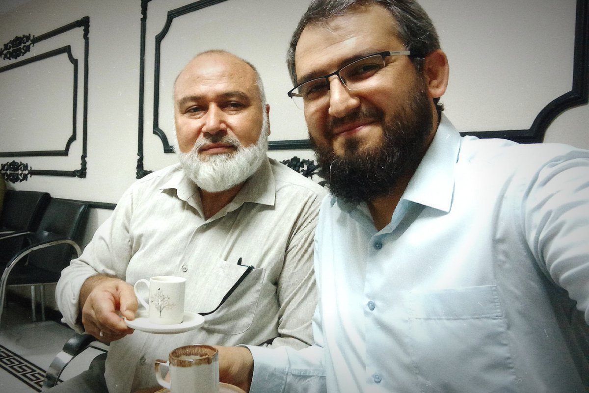 Cumalikkten's tweet photo. Son Cuma tefsirinden önce, bir kahve eşliğinde paylaştığımız o kardeşlik…

Bugün ise aynı kardeşlikle, özgürlükleri ellerinden alınan hocalarımızın ve kardeşlerimizin yanında sürdürüyoruz.

|14.08.2026

FurkanaZulüm DevamEdiyor
#HocamıSerbestBırakın
#SemraKuytuluSerbestBırakın https://t.co/2EujpH5S0b