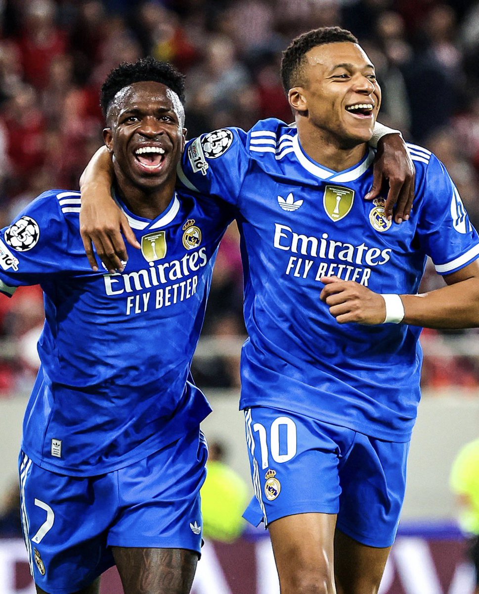 DarrylRMFC's tweet photo. 3 seasons together and these two clowns still haven’t figured out how to play together and actually help the team

Every time they’re both on the pitch, it’s the same dogshit football.. https://t.co/pmjwIWZ1Gv