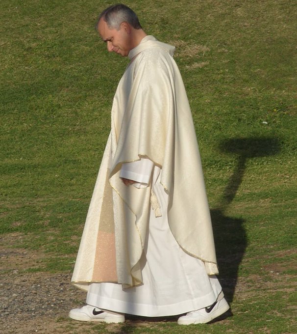 FrischeB17467's tweet photo. Vanity Fair has named Pope Leo XIV to its list of best-dressed figures, citing his unconventional style.✨
Father Bob already possessed a keen sense of style before his election to the Papacy by pairingin his modest cassock with Nike sneakers—a casual style he has maintained.👟🤩 https://t.co/Fo3saBF1CO