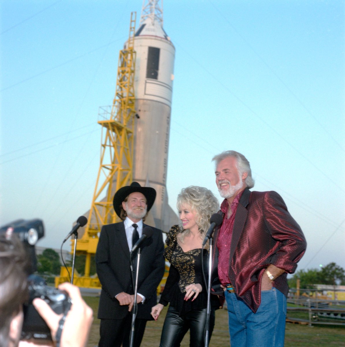 QuinQuagStudent's tweet photo. NASA honors the memory of Dolly Parton, who passed away on Aug. 25, 2026.

In 1989, Dolly performed at @NASAJohnson's Rocket Park, alongside fellow musicians Willie Nelson and Kenny Rogers, to an audience of over 12,000 NASA employees and their families. https://t.co/F8cBhccme7
