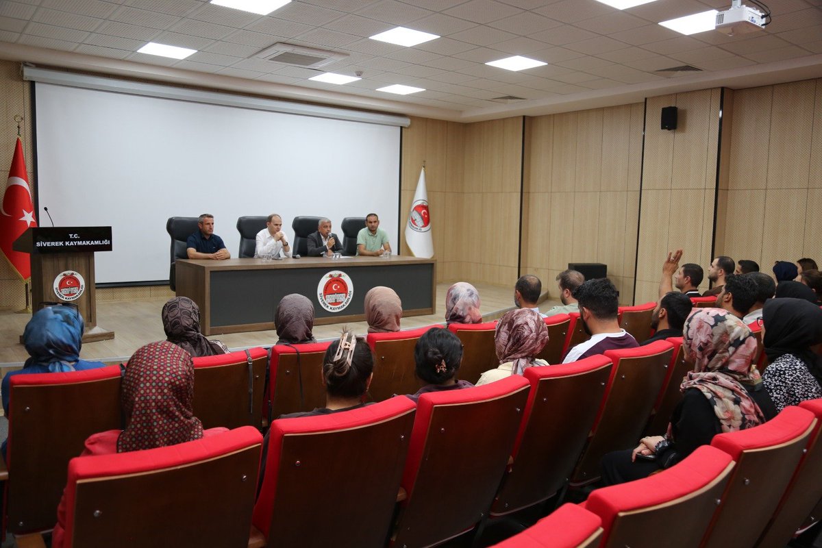siverekkaymakam's tweet photo. Kaymakamımız Sayın Salih SAK, Sosyal Yardımlaşma ve Dayanışma Vakfı bünyesinde yürütülen Vefa Sosyal Destek Projesi kapsamında yaşlı ve bakıma muhtaç vatandaşlarımızın bakım ve temel ihtiyaçlarının karşılanmasına yönelik hizmet sunan personellerle bir araya geldi. https://t.co/ORnLL4oVwb