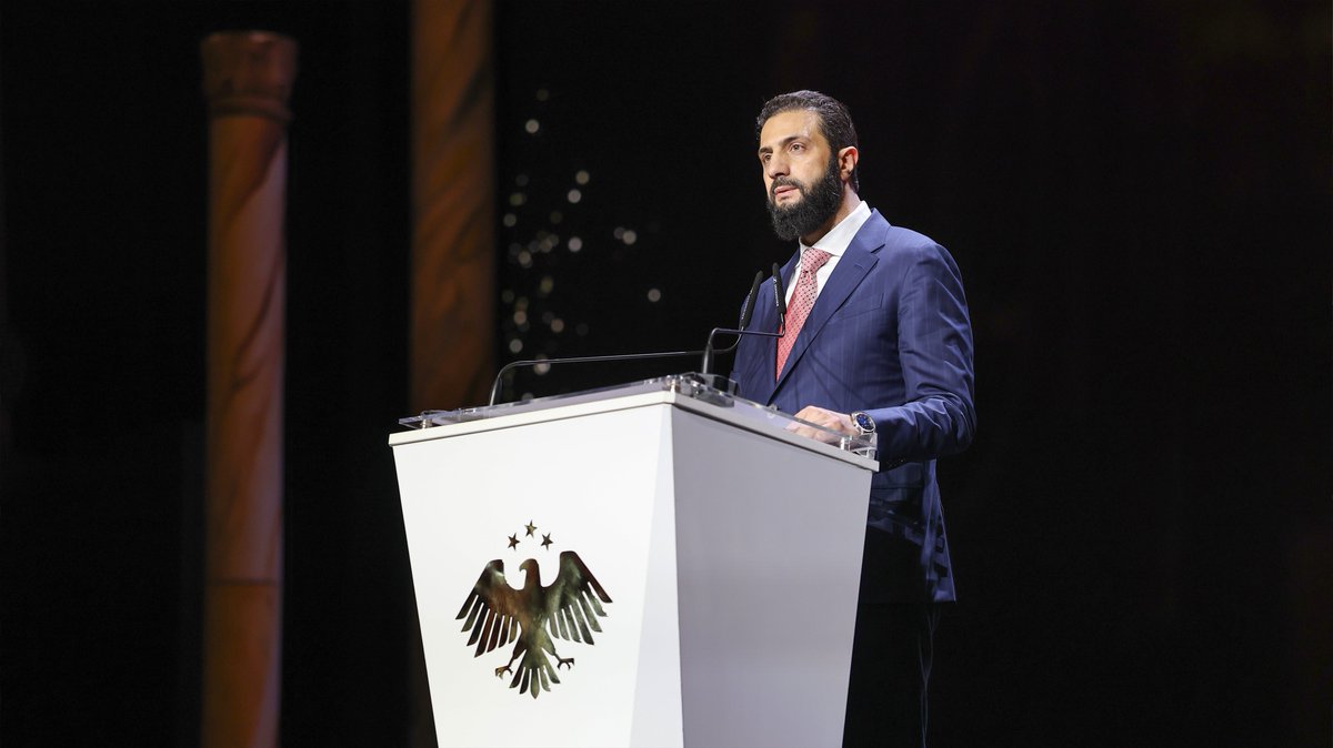 SyPresidency's tweet photo. افتتح السيد الرئيس أحمد الشرع اليوم في قصر المؤتمرات بدمشق، معرض دمشق الدولي في دورته الثالثة والستين، بحضور عدد من الوزراء والمسؤولين، إلى جانب شخصيات رسمية من دول عربية وأجنبية، ومشاركة فعاليات اقتصادية محلية ودولية.

وأكد السيد الرئيس في كلمته أن المشاركة الواسعة في المعرض تعكس ثقة العالم بسوريا وشعبها واستعادتها دورها الإقليمي والدولي، مشيرًا إلى أن إزالة العوائق ورفع العقوبات تمثل بداية طريق نحو النهضة والبناء والإعمار والتنمية.

#رئاسة_الجمهورية_العربية_السورية