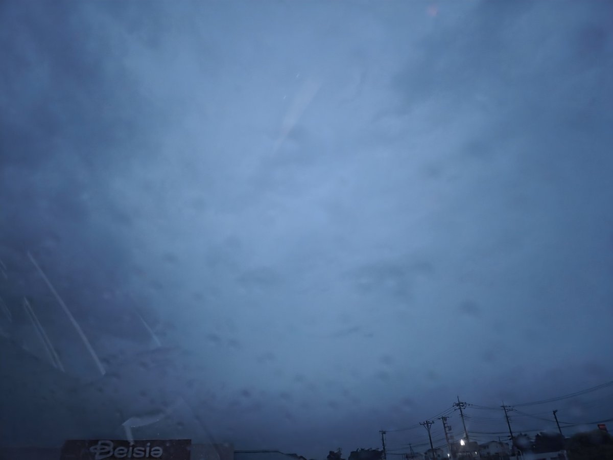 hasetheworld's tweet photo. おはようございます☁️⚡
昨日から続いているのか
朝から⛈️⚡
ランドリーが５時前から既に4台動いている
今日は朝活🚶‍♂️諦め
いつものおじ様おば様…
傘もささずに🚶‍している
確かに⚡怖いけど
けっこう雨降っているよ(^。^;)？
今週乗り切れば！
踏ん張ろう…
今日もご安全に！ https://t.co/nV1OLNhBLR