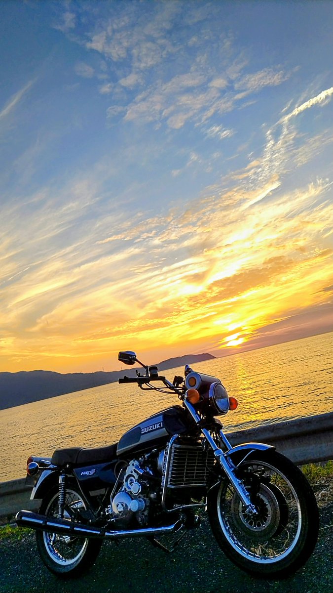 Aspi_RE5's tweet photo. 天空に浮かぶ異世界ポータルみたい✨️
#バイクと夕焼けのかっこいい画像を貼ってね
#バイクのある風景
#スズキRE5 https://t.co/xlEi7o1hsZ