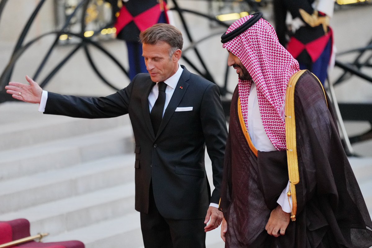 Nayef_tv's tweet photo. صور من استقبال الرئيس الفرنسي ماكرون لولي العهد السعودي الأمير محمد بن سلمان في قصر الإيليزيه بباريس .. 
بعدسة مصور العربية 📸 @ZakriaAbdelkafi https://t.co/tBDxuF3mhg