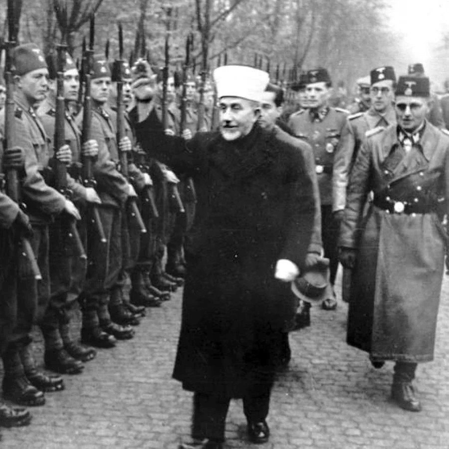 ACOM_es's tweet photo. Un día como hoy, 26 de agosto, pero de 1940.

El muftí de Jerusalén envió a su secretario personal a la Berlín nazi.

Mientras Gran Bretaña se enfrentaba sola a Hitler y los judíos de toda Europa sufrían una persecución cada vez mayor, Amin al-Husseini se entregaba enamorado al Tercer Reich.

En este día, su secretario, Kemal Hadad, llegó a Berlín como enlace con los oficiales iraquíes pronazis conocidos como el «Cuadrado Dorado». Volvería dos veces más: una cuando escaseaban los fondos y otra portando una petición formal de ayuda militar alemana.

El objetivo era explícito: el apoyo del Eje a una campaña antibritánica y antijudía en todo Oriente Medio.

En el plazo de un año, el propio Husseini estaría en Berlín, donde pasaría el resto de la guerra.  
Se reuniría con Hitler.  
Difundiría propaganda nazi al mundo árabe.  
Reclutaría miles de musulmanes para las Waffen-SS.

En este día de 1940, mientras se libraba la Batalla de Inglaterra, el muftí impulsaba una alianza directa con la Alemania nazi.