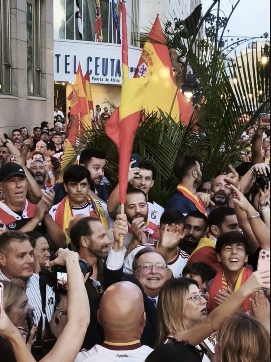GobiernodeCeuta's tweet photo. El mejor lugar: siempre con los ceutíes 🖤🤍🇪🇸
Ceuta no se rinde
Ceuta por encima de todo
#ceuta #gobiernodeceuta #juanvivas #europa https://t.co/n60K8lsbAz