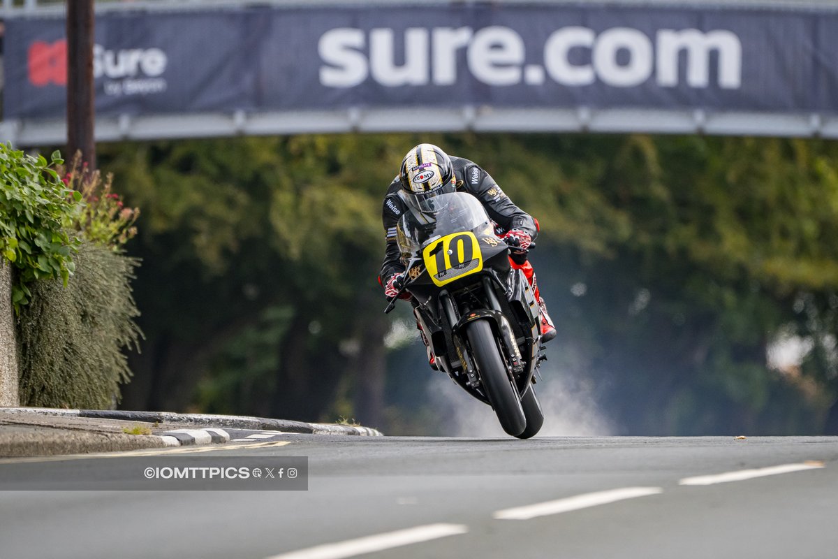 iomttpics's tweet photo. Peter Hickman at the top of Bray Hill during the Senior Classic TT 2026 #classictt #theclassic #classictt2026 #nikon #nikonz9 #wheeliewednesday @peterhickman60 https://t.co/TwrTRdxCyS