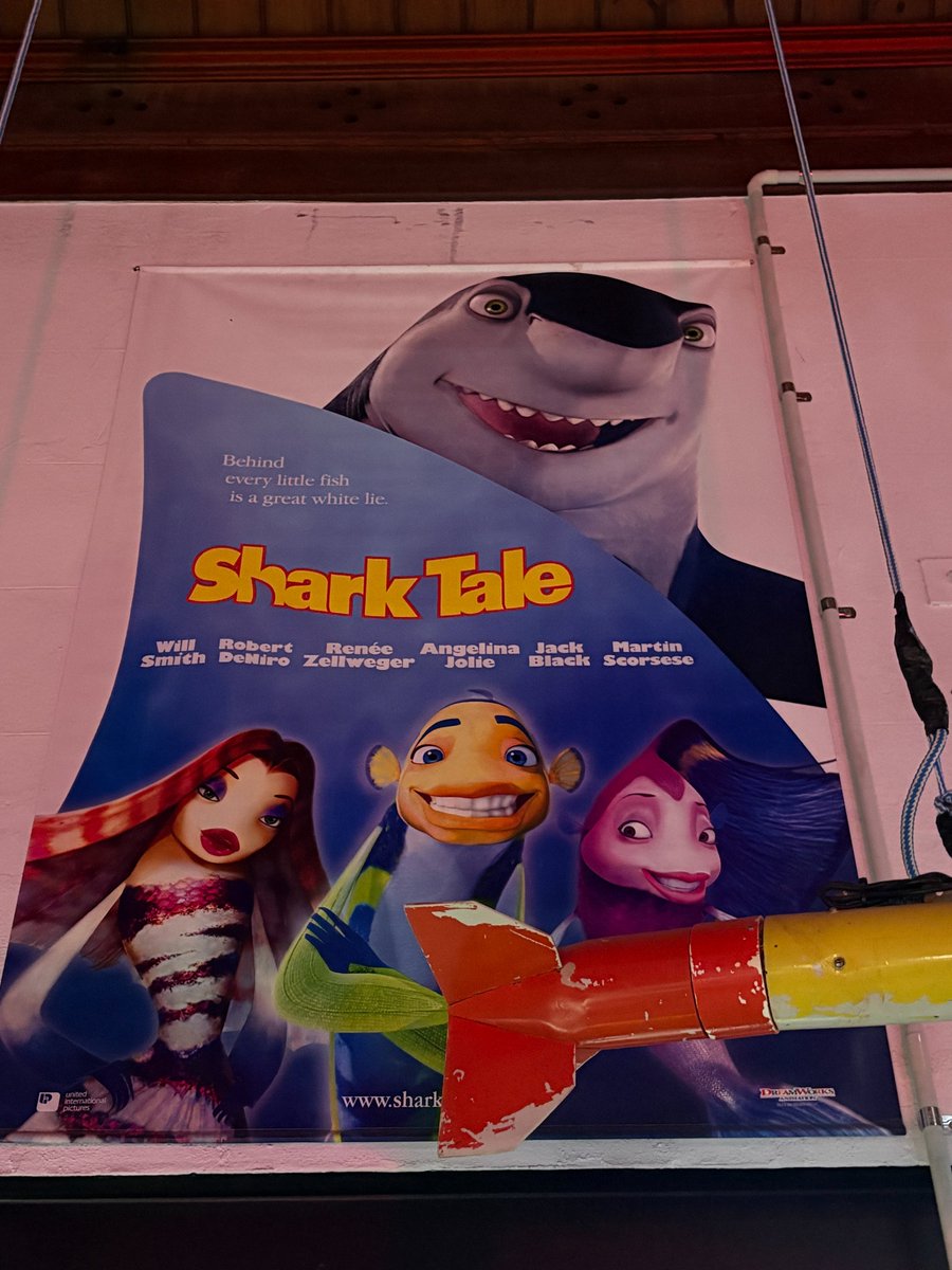 RodneyFoxMuseum's tweet photo. Not all shark movies have to be scary!
Shark Tale was released in 2004 by DreamWorks Animation and featured an incredible voice cast including Will Smith, Robert De Niro, Renée Zellweger, Angelina Jolie, Jack Black and Martin Scorsese.

#SharkTale #SharkMovies #MovieMemorabilia https://t.co/TEBqvtUAnp