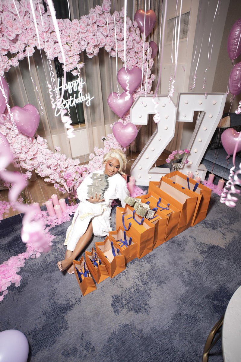 ThePrettiestDee's tweet photo. Happy 27th to the queen 🥳❤️ https://t.co/UWaftqO8YH