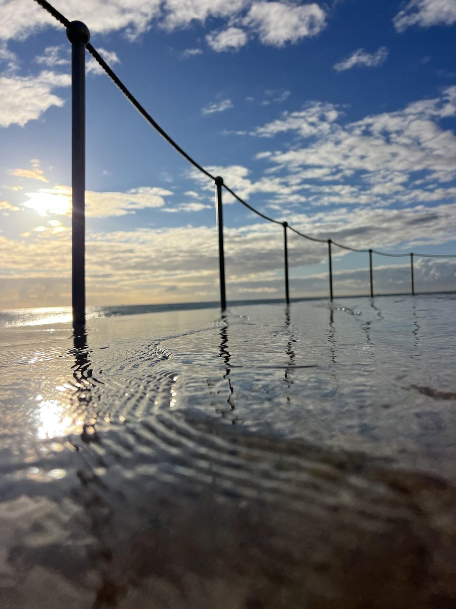 KulasLuell89608's tweet photo. Every sunrise is nature’s reminder that fresh starts always exist. #NatureReminder #FreshStarts 🌈 ☀️ https://t.co/gK9qGSlHQQ